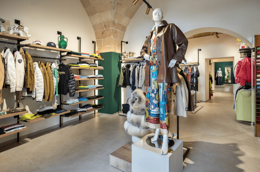 Vista sull'arredamento del negozio di abbigliamento e accessori del progetto studiato per Harris Boutique da Spettacolo Design