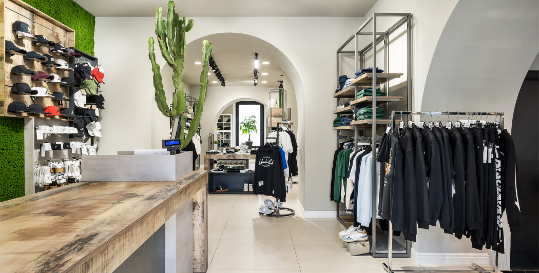 Progettazione e Arredo Negozi a Lamezia Terme: Potenziamento dello Store Design nel Settore Sportswear. Foto ingresso