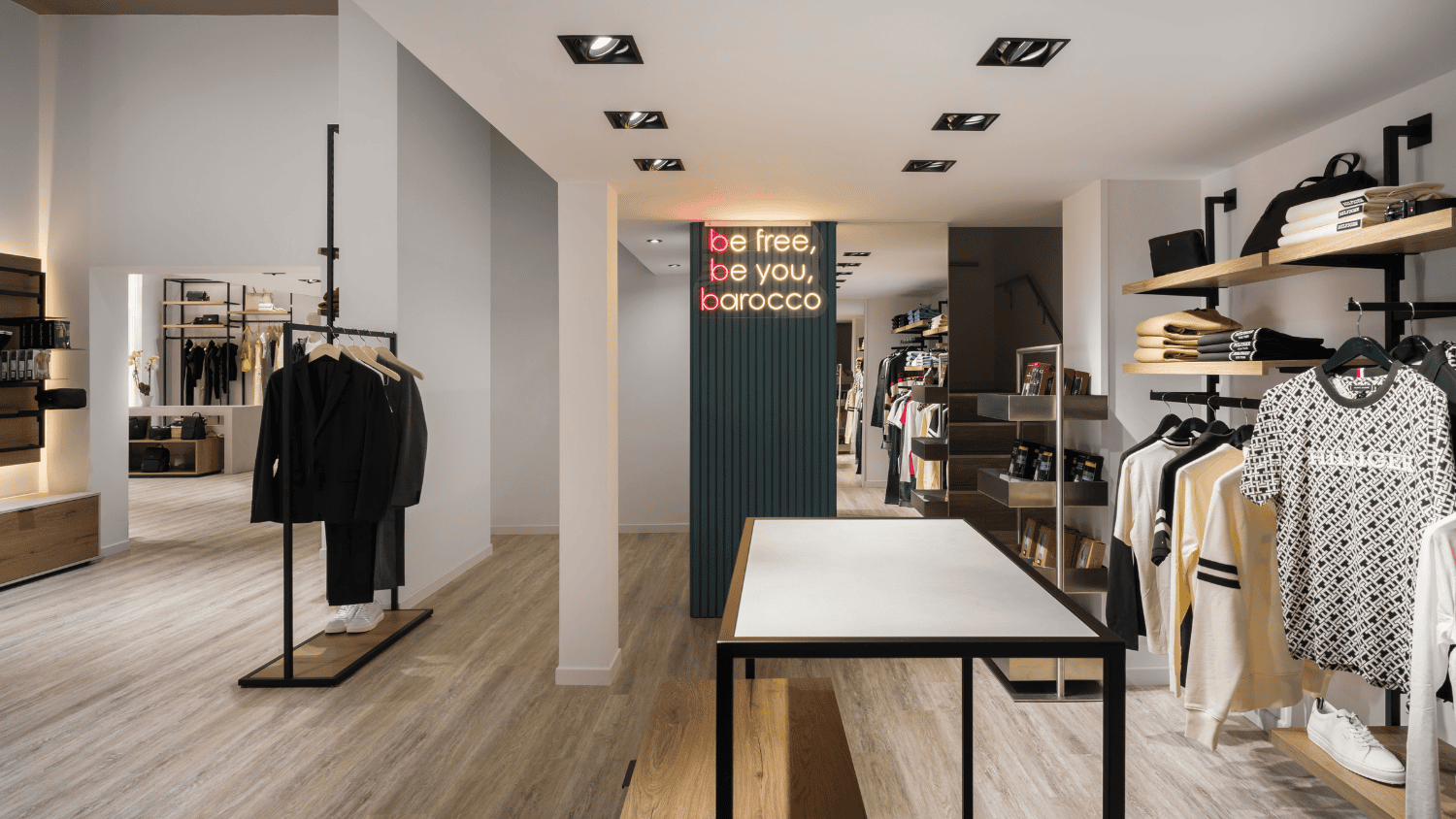 La nuova apertura del Barocco Fashion Store un punto di riferimento per l’abbigliamento alla moda - vista angolo selfie
